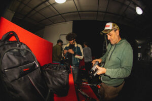 SERIE_LPA_MULE (1) personas guardando luces