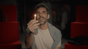 SERIE_LPA_MULE (2) hombre mirando hacia arriba con un fosforo encendido frente a él