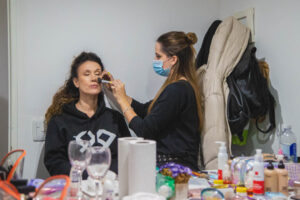 SERIE_LPA_MULE (2) maquilladora y actriz principal siendo maquillada