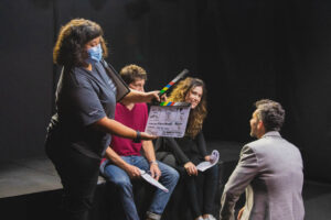 SERIE_LPA_MULE (3) Personas en un teatro y una mujer claqueteando la toma