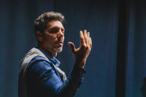 SERIE_LPA_MULE (6) Hombre mirando su mano