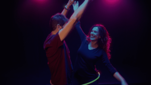 SERIE_LPA_MULE (7) pareja bailando en un fondo oscuro