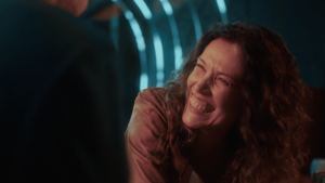 SERIE_LPA_MULE (8) mujer riendose en un bar