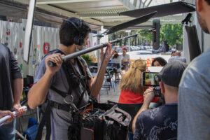 SERIE_LPA_MULE (8) sonidista y camara grabando un exterior en un bar