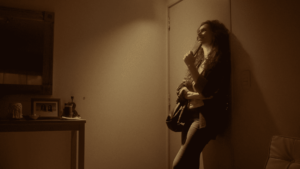 SERIE_LPA_MULE (9) mujer riendose apoyada en la puerta con el celular apoyado en la pera