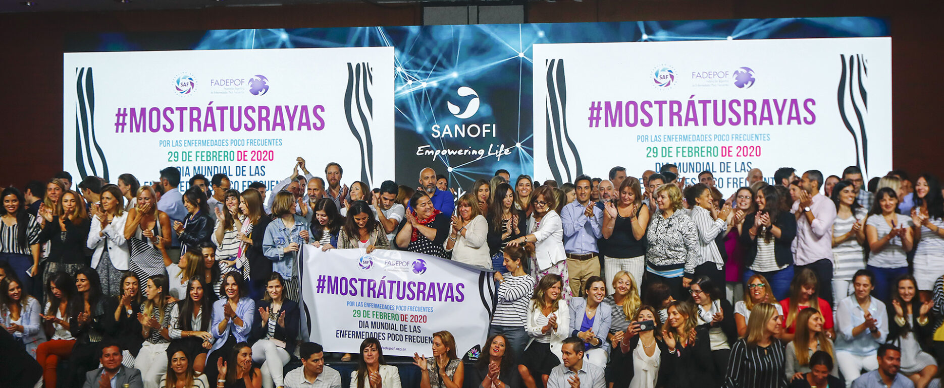 Foto grupal de #MostraTusRayas por las enfermedades poco frecuentes