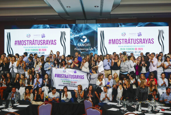 Foto grupal de #MostraTusRayas por las enfermedades poco frecuentes