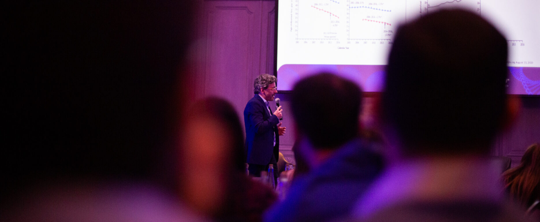 Persona exponiendo en el evento de NGS