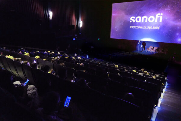 Gente en un cine mirando al host en el escenario